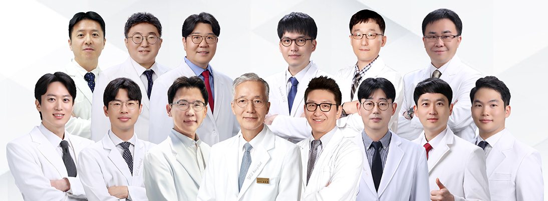 서울예스병원 의료진 단체 사진 — 흰 가운 차림 14명